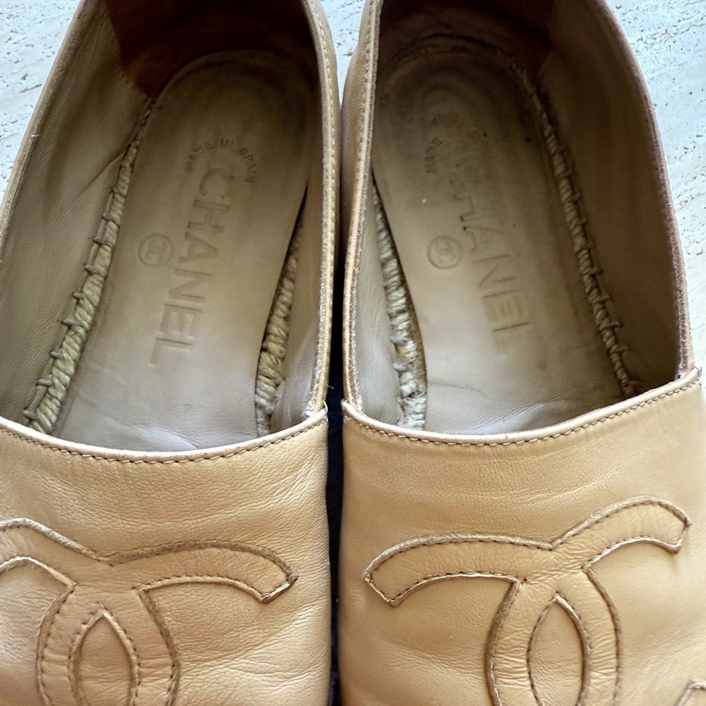 CHANEL Two-Tone Beige and Black Espadrilles - Picture 4 of 6